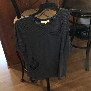 Buckle cold shoulder distressed tee size L